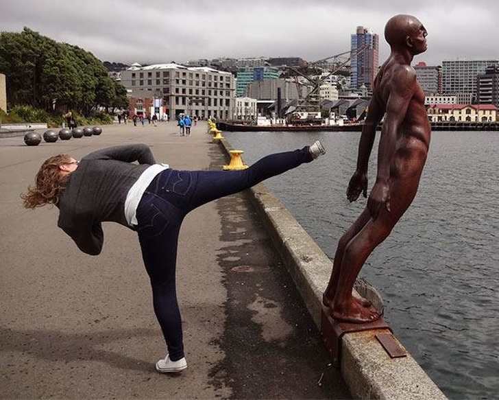 18 Smiešnych fotiek, ktoré sa ľuďom podarilo urobiť pri pózovaní so sochami