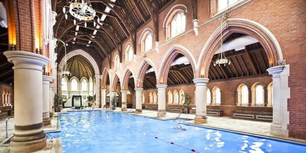 Anglický kostol transformovaný na bazén a fitness centrum